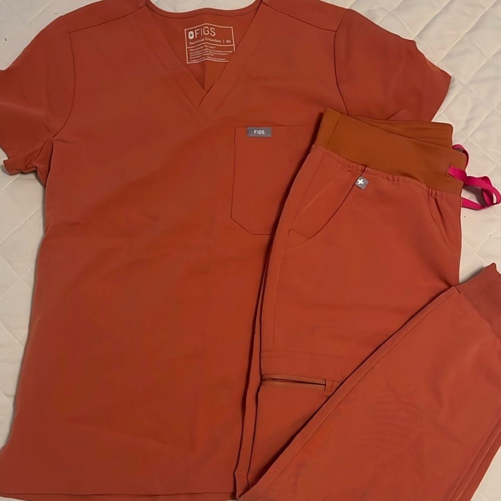 Figs Rust V-Neck Scrub Set